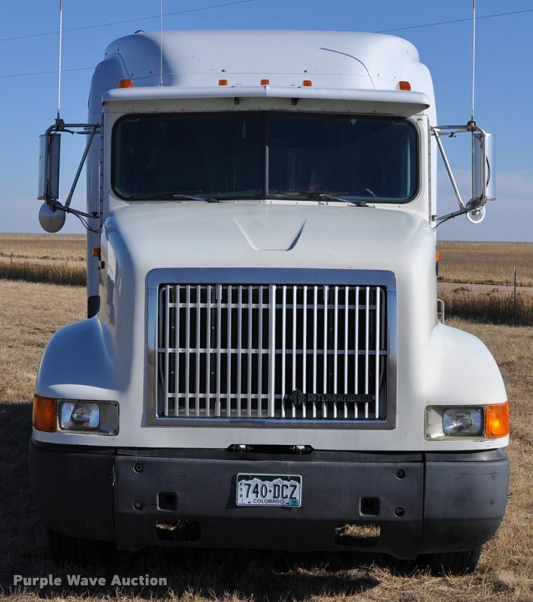 image for item L4999 1995 International 9200 semi truck