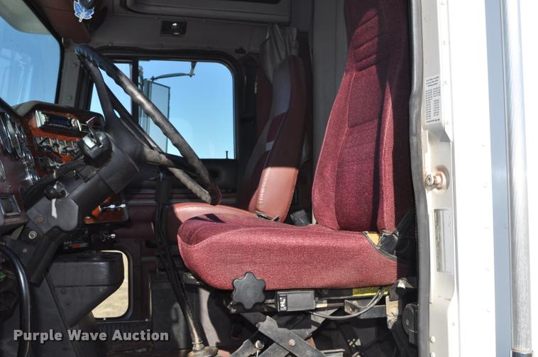 image for item L4999 1995 International 9200 semi truck