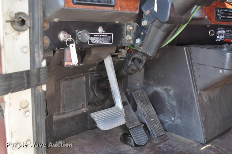 image for item L4999 1995 International 9200 semi truck