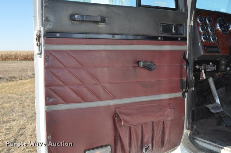 image for item L4999 1995 International 9200 semi truck