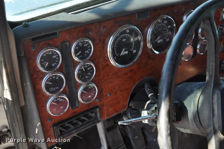 image for item L4999 1995 International 9200 semi truck