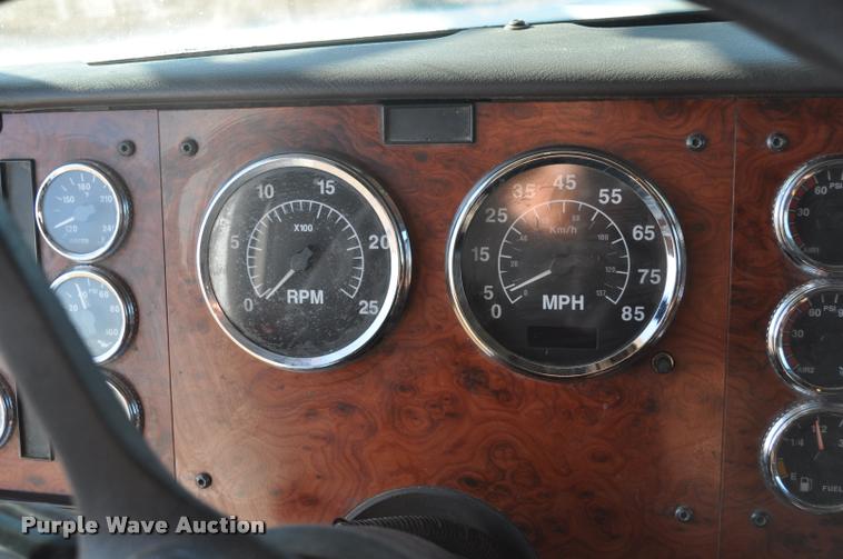 image for item L4999 1995 International 9200 semi truck