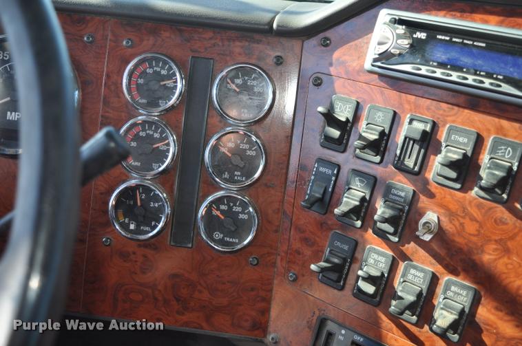 image for item L4999 1995 International 9200 semi truck