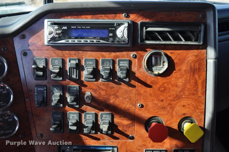 image for item L4999 1995 International 9200 semi truck