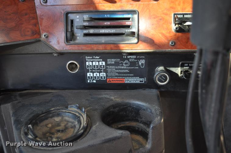 image for item L4999 1995 International 9200 semi truck