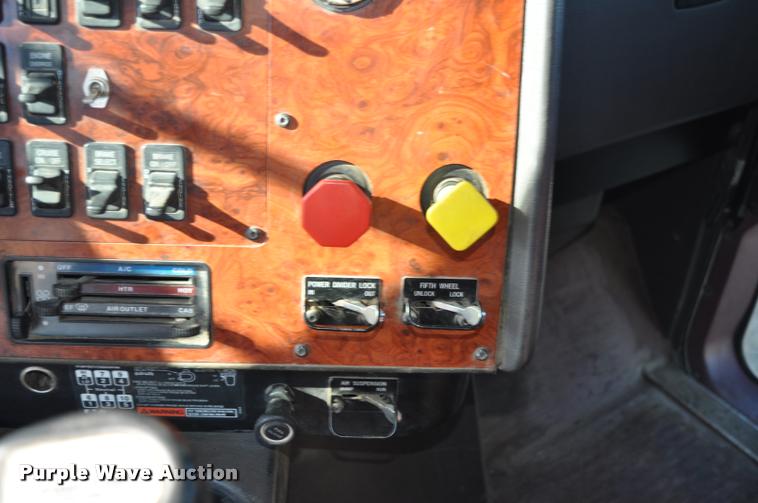 image for item L4999 1995 International 9200 semi truck