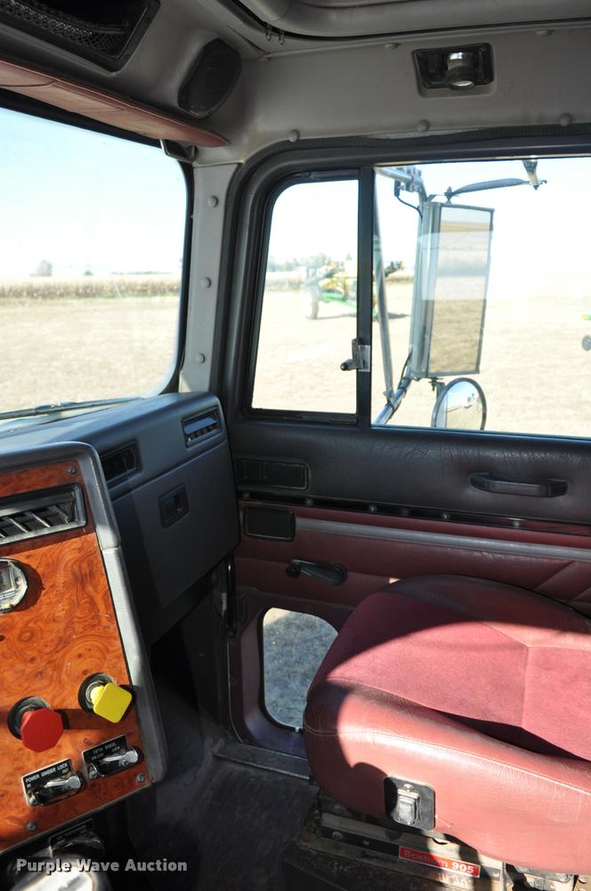 image for item L4999 1995 International 9200 semi truck