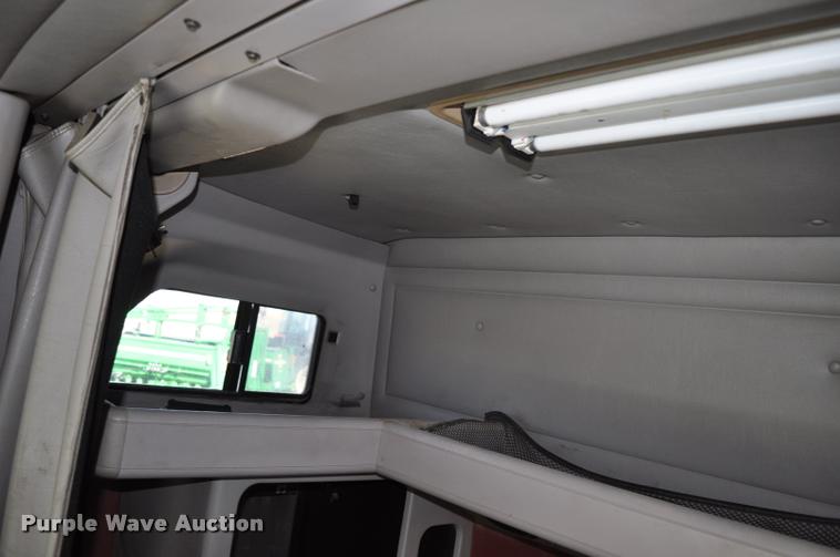 image for item L4999 1995 International 9200 semi truck