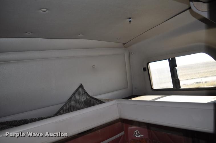 image for item L4999 1995 International 9200 semi truck