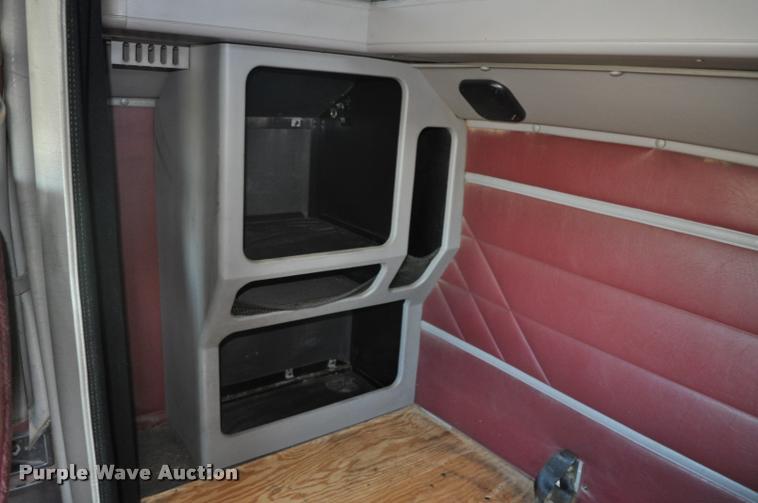 image for item L4999 1995 International 9200 semi truck