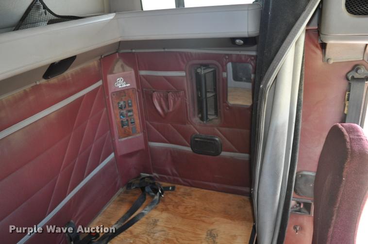 image for item L4999 1995 International 9200 semi truck