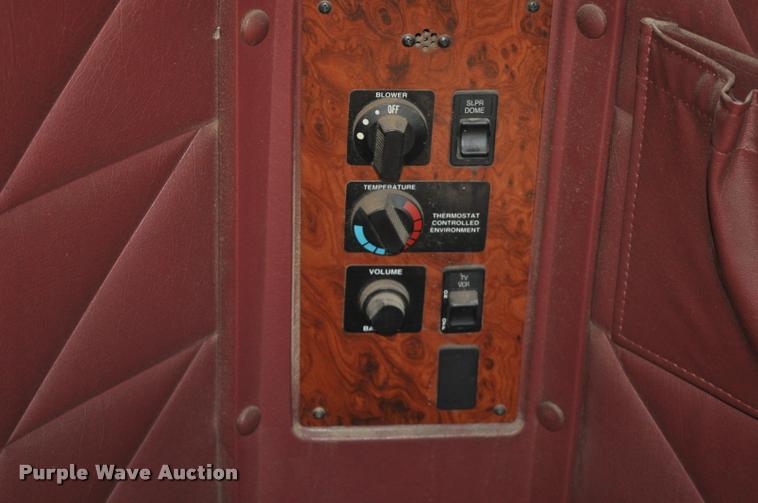 image for item L4999 1995 International 9200 semi truck