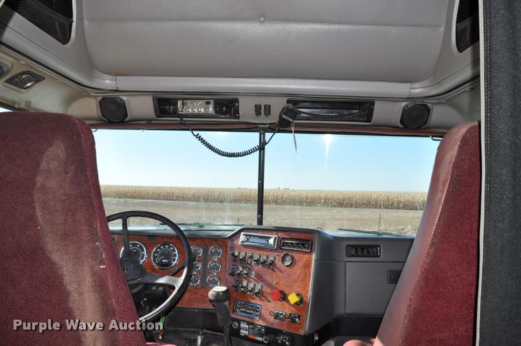 image for item L4999 1995 International 9200 semi truck