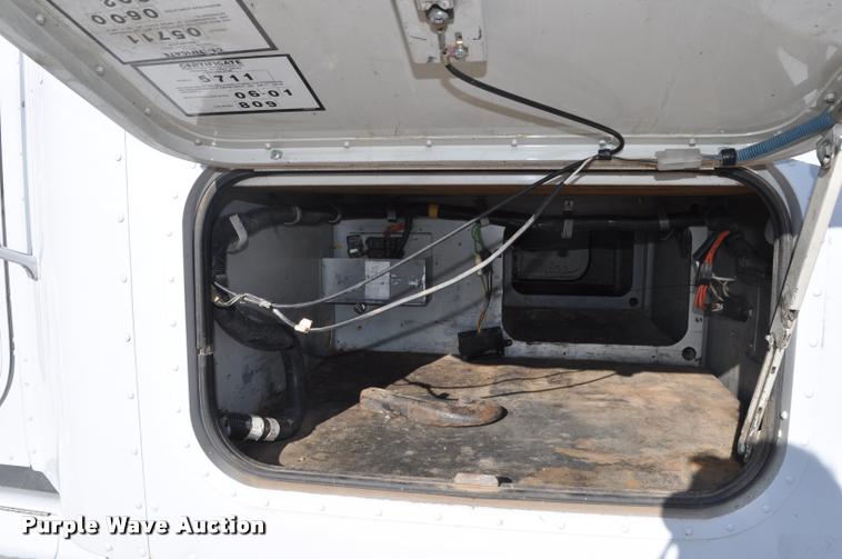 image for item L4999 1995 International 9200 semi truck