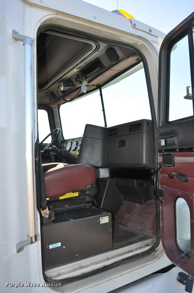 image for item L4999 1995 International 9200 semi truck