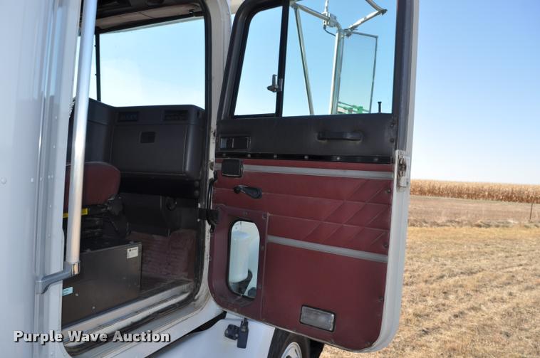 image for item L4999 1995 International 9200 semi truck