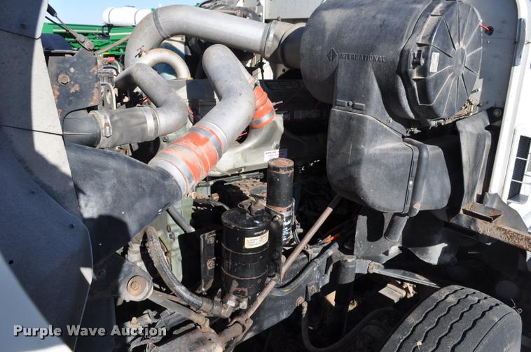 image for item L4999 1995 International 9200 semi truck