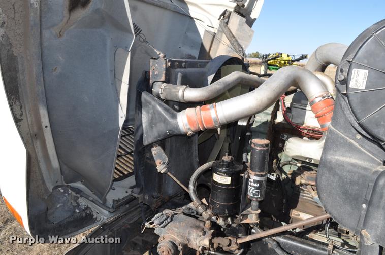 image for item L4999 1995 International 9200 semi truck