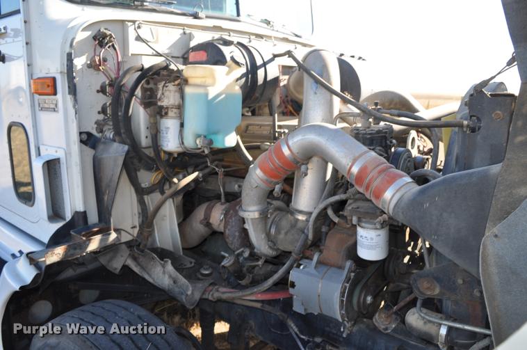 image for item L4999 1995 International 9200 semi truck