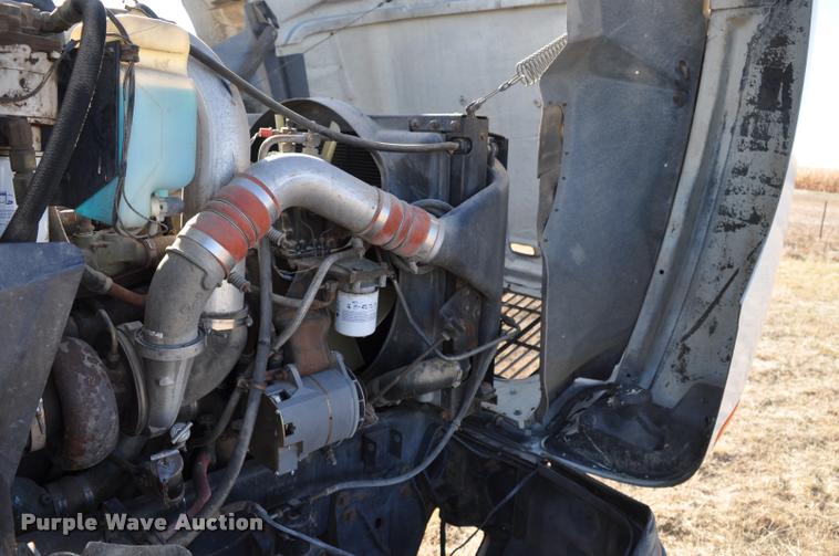 image for item L4999 1995 International 9200 semi truck