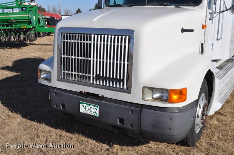 image for item L4999 1995 International 9200 semi truck