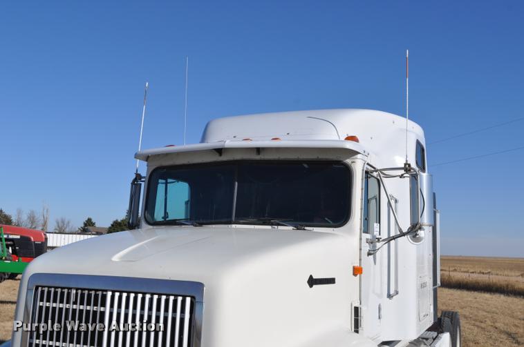 image for item L4999 1995 International 9200 semi truck