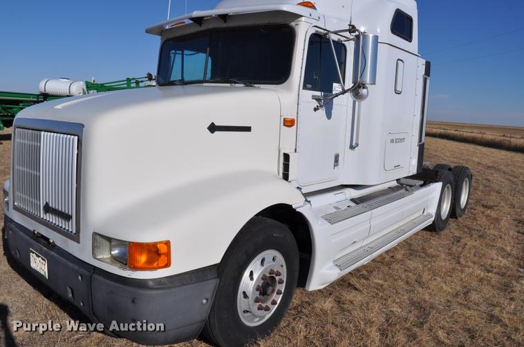 image for item L4999 1995 International 9200 semi truck