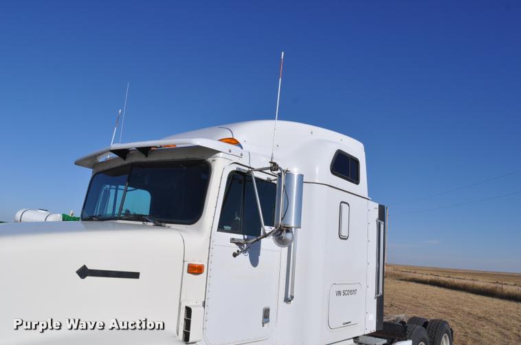 image for item L4999 1995 International 9200 semi truck