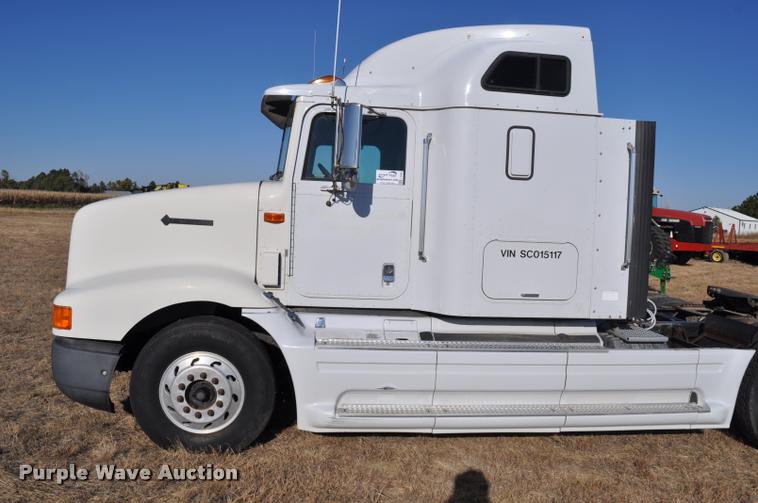 image for item L4999 1995 International 9200 semi truck