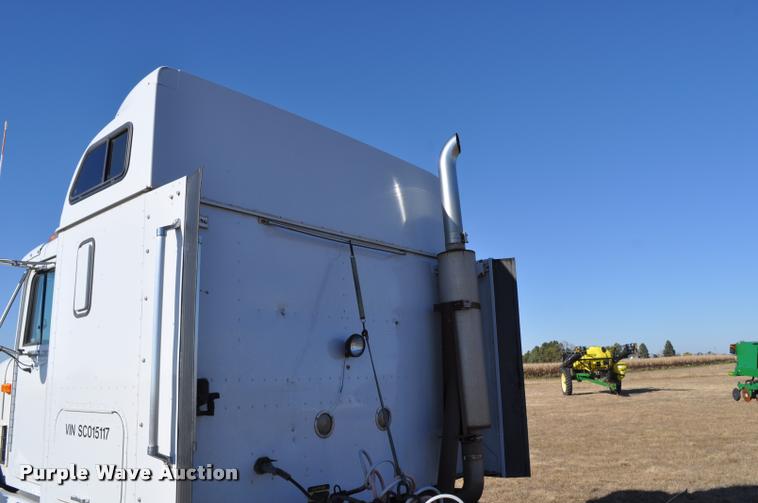 image for item L4999 1995 International 9200 semi truck