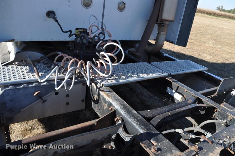 image for item L4999 1995 International 9200 semi truck