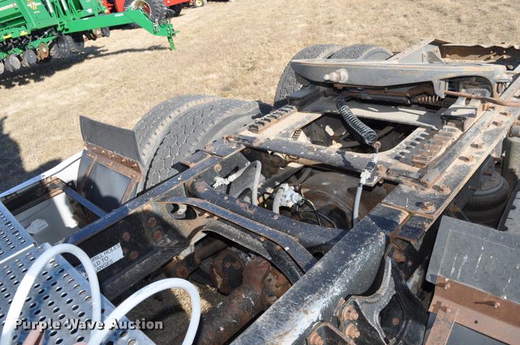 image for item L4999 1995 International 9200 semi truck