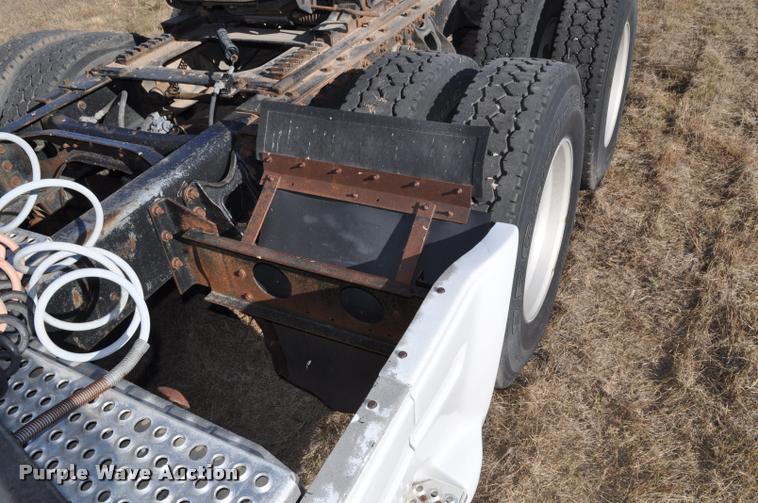 image for item L4999 1995 International 9200 semi truck