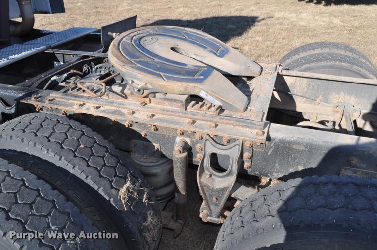 image for item L4999 1995 International 9200 semi truck