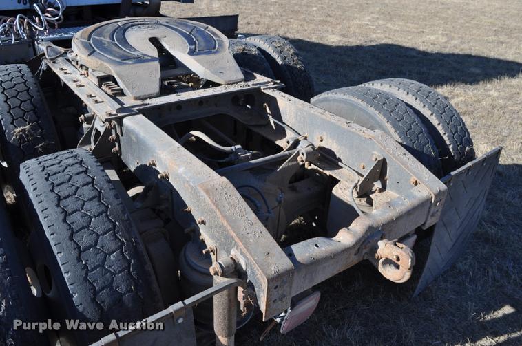 image for item L4999 1995 International 9200 semi truck