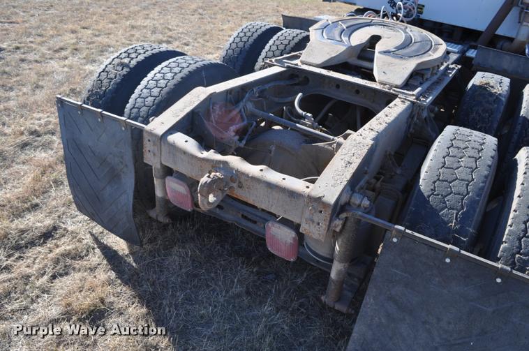 image for item L4999 1995 International 9200 semi truck