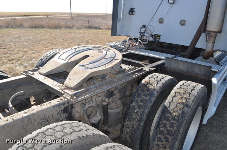 image for item L4999 1995 International 9200 semi truck