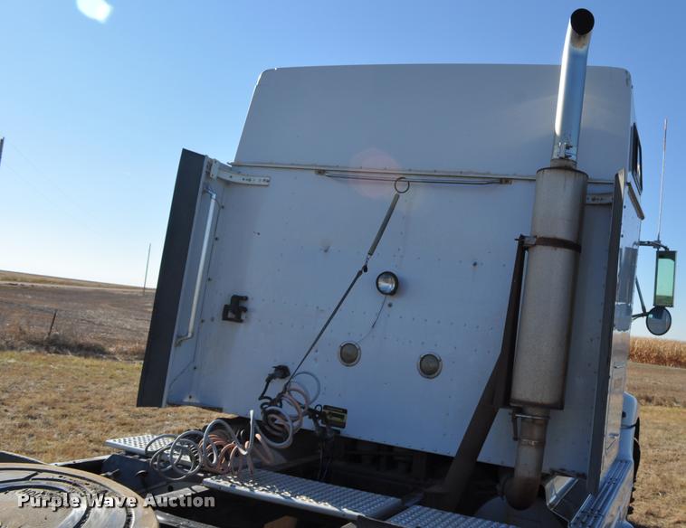 image for item L4999 1995 International 9200 semi truck