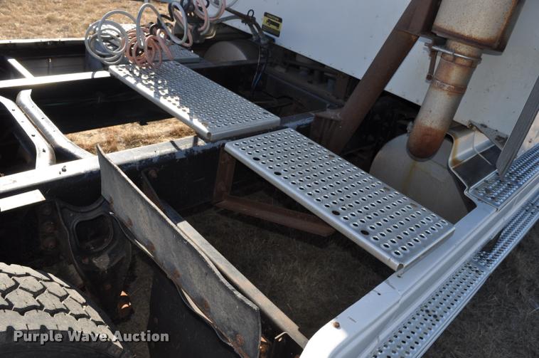 image for item L4999 1995 International 9200 semi truck