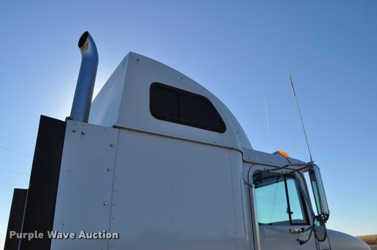 image for item L4999 1995 International 9200 semi truck