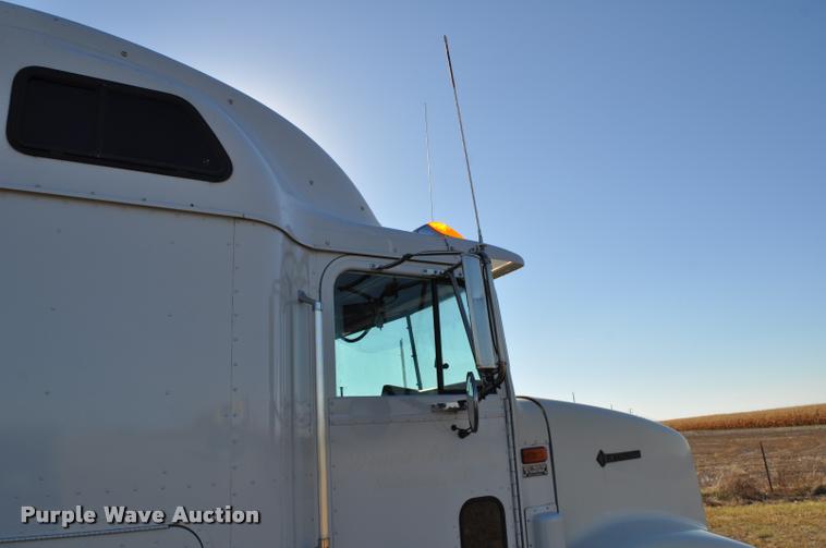 image for item L4999 1995 International 9200 semi truck