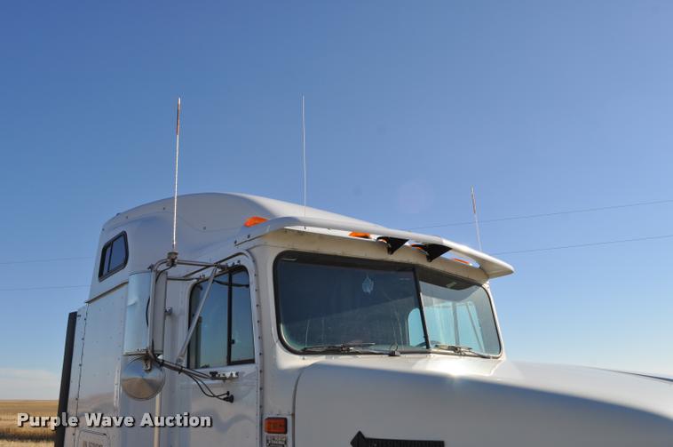 image for item L4999 1995 International 9200 semi truck