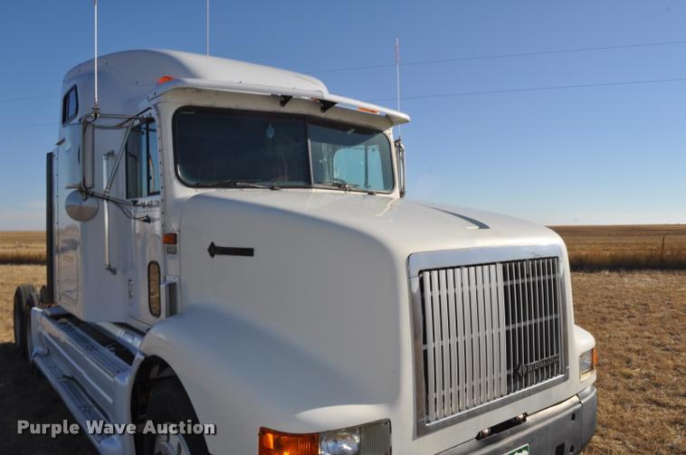 image for item L4999 1995 International 9200 semi truck