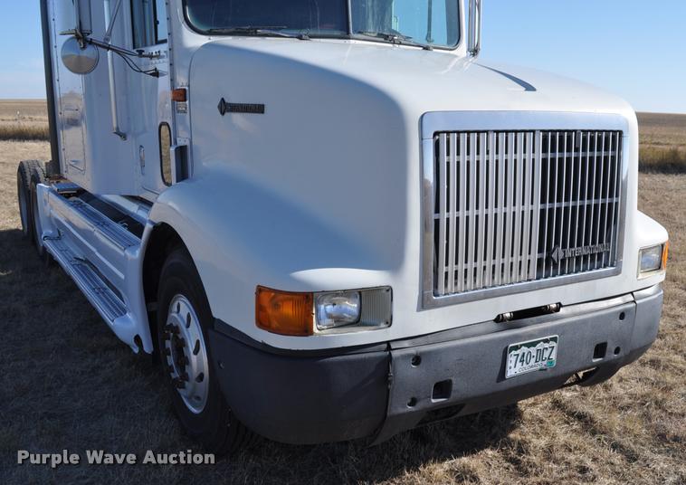 image for item L4999 1995 International 9200 semi truck