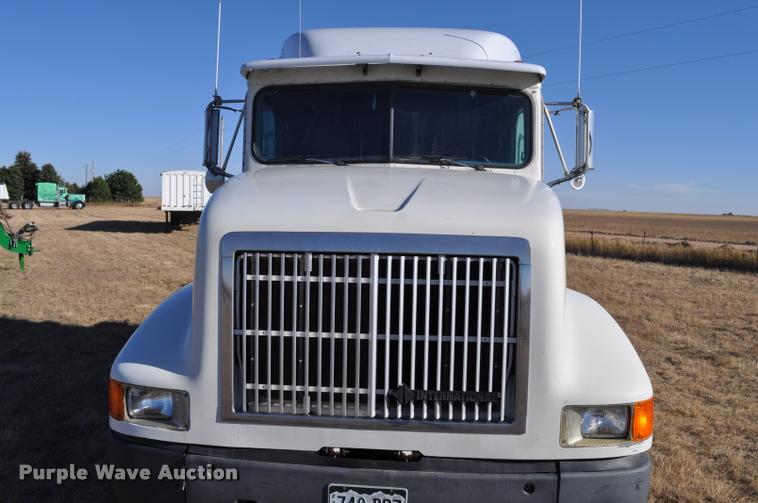 image for item L4999 1995 International 9200 semi truck