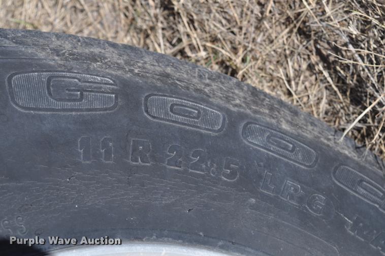 image for item L4999 1995 International 9200 semi truck