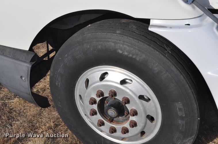 image for item L4999 1995 International 9200 semi truck