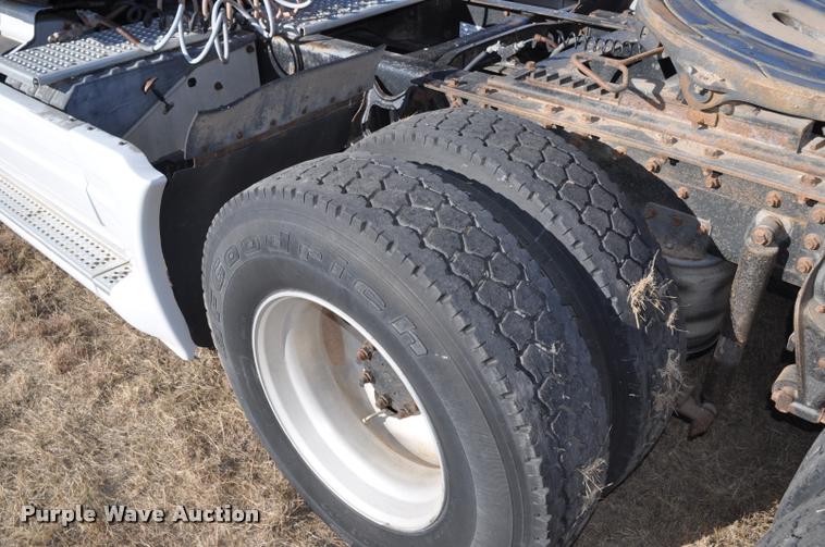 image for item L4999 1995 International 9200 semi truck