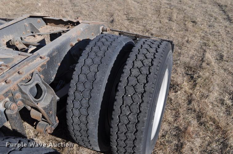 image for item L4999 1995 International 9200 semi truck