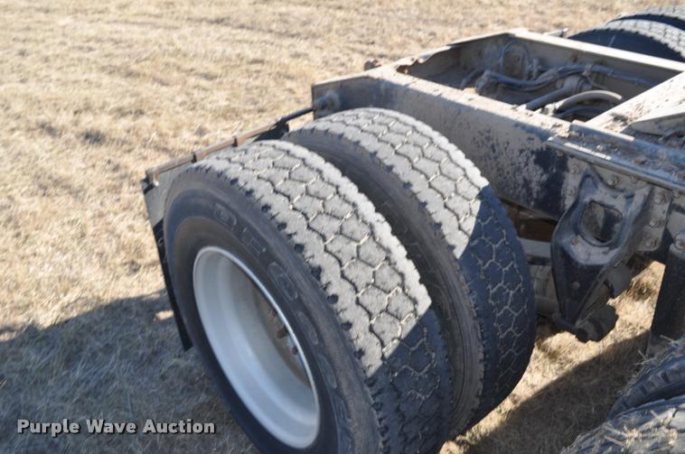 image for item L4999 1995 International 9200 semi truck